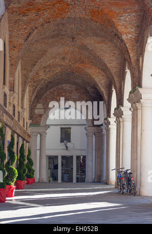 L'Europa, Italia, Veneto, Vicenza, un arcade in Piazza Signori, Patrimonio Mondiale dell Unesco Foto Stock