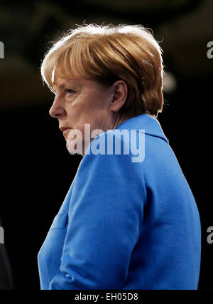 Bruxelles, Belgio. Mar 4, 2015. Il cancelliere tedesco Angela Merkel si affaccia su come il Presidente della Commissione Europea Jean Claude Juncker (non visibile) parla durante una conferenza stampa al termine della sua visita alla Commissione europea presso la sede centrale dell'UE a Bruxelles, in Belgio, il 4 marzo 2015. © Zhou Lei/Xinhua/Alamy Live News Foto Stock