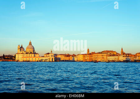 L'Europa, Italia, Veneto, Venezia, Basilica di Santa Maria della Salute nella laguna di Venezia Foto Stock