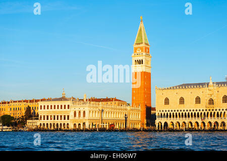 L'Europa, Italia, Veneto, Venezia, il Campanile di San Marco nella laguna di Venezia Foto Stock