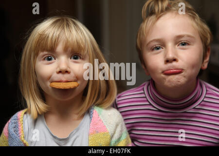 Ai bambini di facce buffe - modello rilasciato Foto Stock