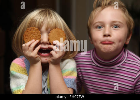 Ai bambini di facce buffe - modello rilasciato Foto Stock