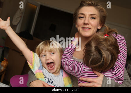 Ai bambini di facce buffe con la madre - modello rilasciato Foto Stock