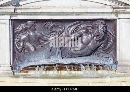 Londra, il centro commerciale di un pannello in bronzo che mostra un merman e mermaid sulla base del memoriale della Victoria Foto Stock