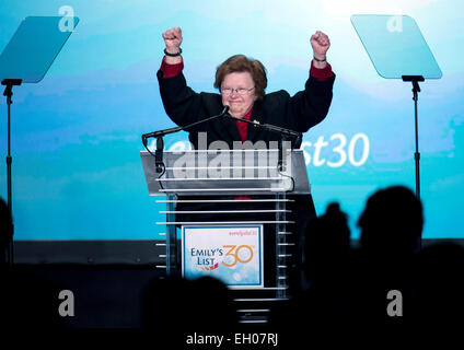 Washington, DC, Stati Uniti d'America. 03 Mar, 2015. Il senatore BARBARA MIKULSKI parla alla Emily Elenco del trentesimo anniversario di Gala. EMILY's elenco supporta pro-scelta democratica dei candidati donne in stato e le elezioni nazionali. © Brian Cahn/ZUMA filo/Alamy Live News Foto Stock