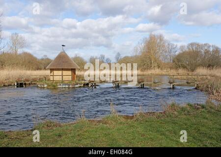 Fishermans hut e trappole di anguilla sul fiume Test . Foto Stock