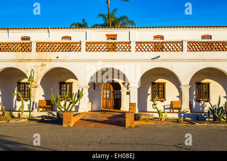 La missione di San Luis Rey de Francia (fondata nel 1798) illuminata dal sole nascente. Oceanside, California, Stati Uniti. Foto Stock