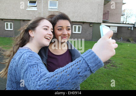 Le ragazze adolescenti guardando il telefono cellulare - modello rilasciato Foto Stock