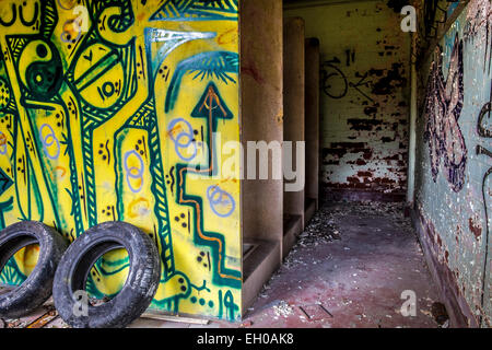 In disuso ed abbandonati della stazione di potenza con graffiti su tutte le pareti e detriti sul pavimento un posto molto pericoloso. Foto Stock