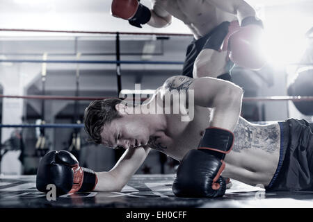 Boxer a bussare fuori il suo avversario Foto Stock