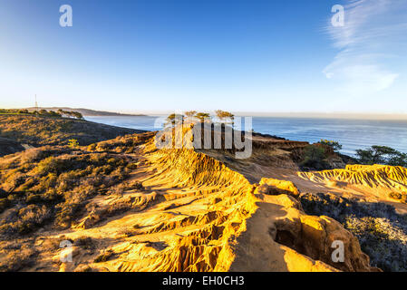 Il Rising Sun illuminare Broken Hill. Torrey Pines Riserva Naturale Statale. La Jolla, California, Stati Uniti. Foto Stock