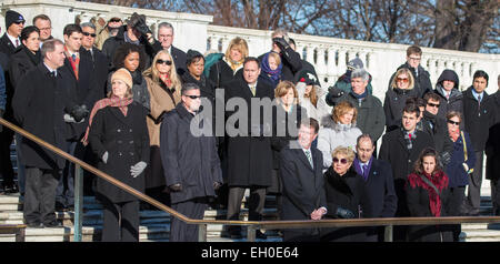 Il personale della NASA guarda come una corona è prevista presso la Tomba degli Ignoti da amministratore della NASA Charles Bolden come parte della NASA il Giorno del Ricordo, Mercoledì, Gennaio 28, 2015, presso il Cimitero Nazionale di Arlington in Arlington, Virginia le corone sono state stabilite in memoria di quegli uomini e quelle donne che hanno perso la vita nel tentativo di esplorazione dello spazio. Foto Stock