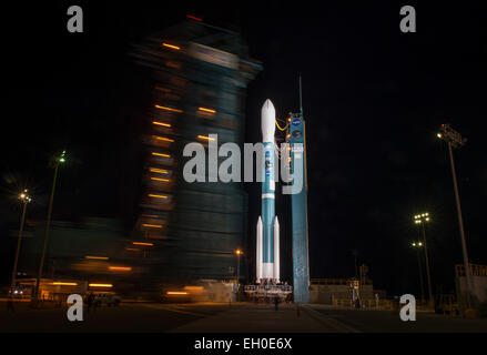 Il lancio il gantry viene richiamata per rivelare la United Launch Alliance Delta II a razzo con umidità del suolo attivo Passivo (SMAP) osservatorio onboard, presso lo Space Launch Complex 2, Mercoledì, Gennaio 28, 2015, Vandenberg Air Force Base in California Prevista per il lancio all'inizio Giovedì mattina, SMAP è di NASA prima terra-satellite di osservazione progettato per raccogliere le osservazioni globali di superficie l'umidità del suolo e il suo congelamento/scongelamento di stato. SMAP fornirà alta risoluzione globale le misurazioni di umidità del suolo da spazio. I dati saranno utilizzati per migliorare gli scienziati la comprensione dei processi che il collegamento di messa a terra w Foto Stock