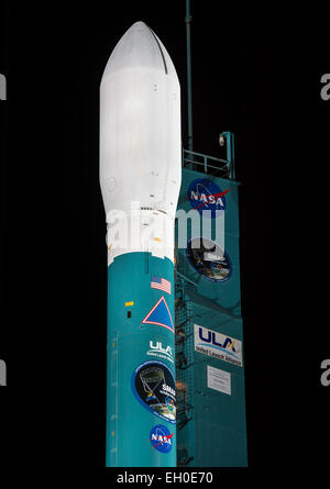 Il lancio il gantry viene richiamata per rivelare la United Launch Alliance Delta II a razzo con umidità del suolo attivo Passivo (SMAP) osservatorio onboard, presso lo Space Launch Complex 2, Mercoledì, Gennaio 28, 2015, Vandenberg Air Force Base in California Prevista per il lancio all'inizio Giovedì mattina, SMAP è di NASA prima terra-satellite di osservazione progettato per raccogliere le osservazioni globali di superficie l'umidità del suolo e il suo congelamento/scongelamento di stato. SMAP fornirà alta risoluzione globale le misurazioni di umidità del suolo da spazio. I dati saranno utilizzati per migliorare gli scienziati la comprensione dei processi che il collegamento di messa a terra w Foto Stock