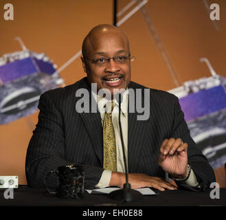 Dwayne Brown, public affairs officer presso la sede centrale della NASA, modera un briefing di media circa il lancio imminente del multiscala Magnetospheric (MMS) missione, mercoledì 25 febbraio, 2015, al quartier generale della NASA a Washington DC. La missione è prevista per il mese di marzo 12 lancio da Cape Canaveral Air Force Station in Florida e aiuterà gli scienziati a comprendere il processo di riconnessione magnetica nell'atmosfera del sole e le altre stelle, in prossimità dei buchi neri e stelle di neutroni, e al confine tra il nostro sistema solare è heliosphere e spazio interstellare. La missione è costituito o Foto Stock