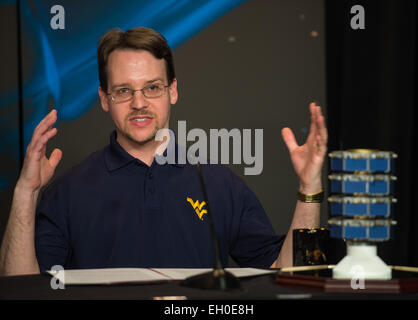 Paolo Cassak, professore associato presso la West Virginia University, parla durante un briefing circa il lancio imminente del multiscala Magnetospheric (MMS) missione, mercoledì 25 febbraio, 2015, al quartier generale della NASA a Washington DC. La missione è prevista per il mese di marzo 12 lancio da Cape Canaveral Air Force Station in Florida e aiuterà gli scienziati a comprendere il processo di riconnessione magnetica nell'atmosfera del sole e le altre stelle, in prossimità dei buchi neri e stelle di neutroni, e al confine tra il nostro sistema solare è heliosphere e spazio interstellare. La missione è costituita da Foto Stock