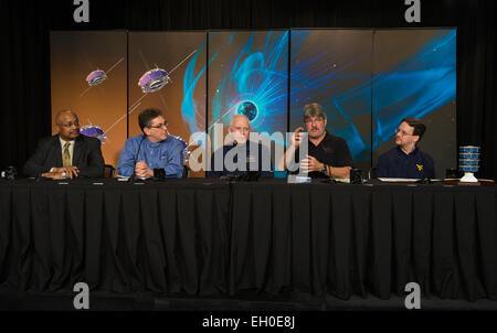 Dwayne Brown, public affairs officer, NASA Sede, sinistra, Jeff Newmark, direttore ad interim, Heliophysics Divisione, NASA Sede, la seconda da sinistra, Jim Burch, principal investigator, MMS Suite di strumenti, Southwest Research Institute, centro, Craig Tooley, MMS project manager, NASA Goddard Space Flight Center, secondo da destra e Paolo Cassak, professore associato presso la West Virginia University, a destra sono visibili durante un briefing circa il lancio imminente del multiscala Magnetospheric (MMS) missione, mercoledì 25 febbraio, 2015, al quartier generale della NASA a Washington DC. La missione è sche Foto Stock