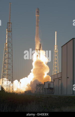 SpaceX Falcon 9 ha lanciato la navicella DSCOVR del NOAA da Cape Canaveral SLC-40 per monitorare il vento solare, il clima spaziale e sostenere la ricerca NASA e NOAA sull'osservazione della Terra e il clima spaziale. Foto Stock