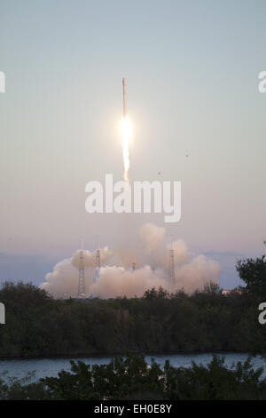 SpaceX Falcon 9 lanciò il DSCOVR di NOAA da Cape Canaveral al punto Terra-Sole L1. La missione monitora il vento solare, il tempo spaziale e fornisce dati in tempo reale per la ricerca scientifica sulle interazioni solare-terrestre. Foto Stock