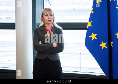 Bruxelles, Belgio. Mar 4, 2015. Elzbieta Bienkowska, il commissario UE per il mercato interno, industria, lo spirito imprenditoriale e le PMI e lo spazio prima della foto di famiglia alla sede centrale della Commissione europea a Bruxelles, in Belgio il 04.03.2015 da Wiktor Dabkowski Credito: dpa picture alliance/Alamy Live News Foto Stock