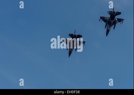 Due Stati Uniti Air Force F-16C Fighting Falcons dal XVIII Aggressor Squadron a Eielson Air Force Base in Alaska, volare in formazione durante il fronte nord 15, Febbraio 17, 2015. Attraverso esercizi di addestramento come esercizio di far fronte nord 15, Stati Uniti, Giappone e Australia forze aeree a sviluppare le capacità di combattimento, migliorando la superiorità aerea, electronic warfare, aria interdizione tactical airlift antenna e il rifornimento di carburante. Foto Stock