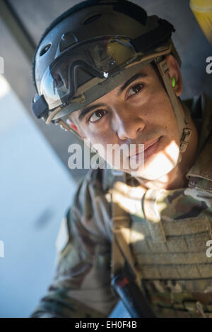 Il personale Sgt. Agosto O'Niell, un pararescueman nella Air Force guerriero ferito programma, attende per decollare in un UH-60 Black Hawk da 66 Rescue Squadron 27 febbraio 2015 presso la Base Aerea Militare di Nellis Nev. Il sergente O'Neil ha consegnato la Air Force guerriero ferito bandiera per le cerimonie di apertura del 2015 Air Force guerriero ferito prove.La 66RQS lungo con la 58th Rescue Squadron assistita in cerimonie di apertura del 2015 Air Force guerriero ferito prove. La Air Force Le prove sono un adaptive evento sportivo progettato per promuovere il benessere mentale e fisico di gravemente malati e feriti mili Foto Stock