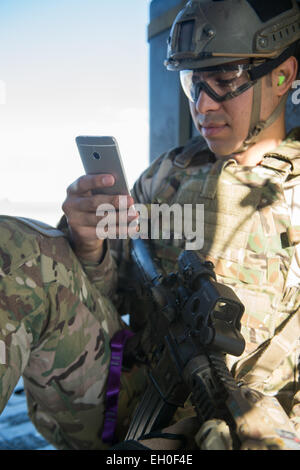 Il personale Sgt. Agosto O'Niell, un pararescueman nella Air Force guerriero ferito programma, attende per decollare in un UH-60 Black Hawk da 66 Rescue Squadron 27 febbraio 2015 presso la Base Aerea Militare di Nellis Nev. Il sergente O'Neil ha consegnato la Air Force guerriero ferito bandiera per le cerimonie di apertura del 2015 Air Force guerriero ferito prove.La 66RQS lungo con la 58th Rescue Squadron assistita in cerimonie di apertura del 2015 Air Force guerriero ferito prove. La Air Force Le prove sono un adaptive evento sportivo progettato per promuovere il benessere mentale e fisico di gravemente malati e feriti mili Foto Stock