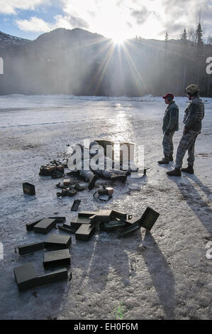 I membri dell'Alaska Air National Guard's 176delle forze di sicurezza Squadron condotta piccoli bracci formazione Feb 18, 2015, a base comune Elmendorf-Richardson, Alaska. Le guardie qualificato su M240 e M249 mitragliatrici durante la loro formazione annuale in preparazione per le future distribuzioni. Foto Stock