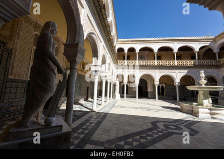 Casa de Pilatos cortile con una fontana circondata da busti di re spagnoli. Un Andalisian palace a Siviglia Foto Stock