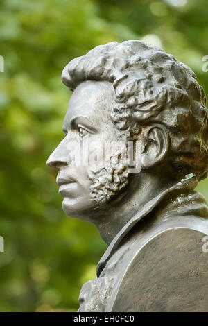 Il busto in bronzo del famoso poeta russo Alexander Pushkin a Gomel. Bielorussia Foto Stock