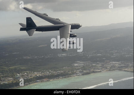 A B-52H Stratofortress vola durante il fronte nord 15, Febbraio 17, 2015, al largo di Guam. Durante l'esercizio, Stati Uniti, Giappone e Australia forze aeree ha lavorato sullo sviluppo di capacità di combattimento migliorando di superiorità aerea, electronic warfare, aria interdizione tactical airlift antenna e il rifornimento di carburante. B-52H è assegnato per la 96Bomba Expeditionary Squadron. Foto Stock