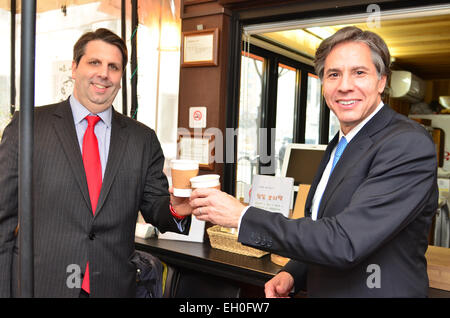 Il vice Segretario di Stato Antonio "Tony" Blinken e U.S. Ambasciatore della Repubblica di Corea Mark Lippert visita Café grazia, un non-profit business per affitto ai profughi nord-coreani come dipendenti, per gustare caffè e sentire da North Korean defectors in Seoul, Corea del Sud, il 10 febbraio 2015. Foto Stock