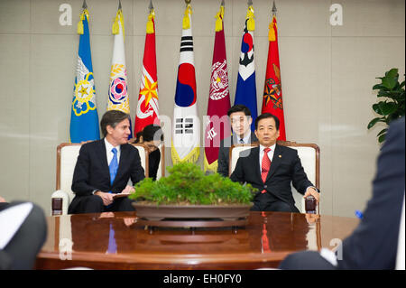 Il vice Segretario di Stato Antonio "Tony" Blinken soddisfa con il generale Han Min-koo, Ministro della difesa nazionale della Repubblica di Corea presso il Ministero della Difesa Nazionale di Seoul, Corea del Sud, il 10 febbraio 2015. Foto Stock