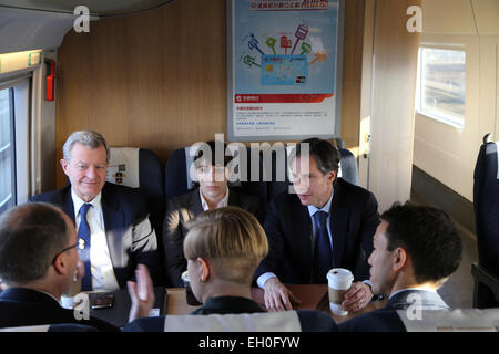 Il vice Segretario di Stato Antonio "Tony" Blinken, E DEGLI STATI UNITI Ambasciatore in Cina Max Baucus, chat con gli Stati Uniti Servizio esteri Ufficiali che serve a Pechino e Tianjin mentre sul treno en route di Tianjin, Cina il 12 febbraio 2015. Foto Stock