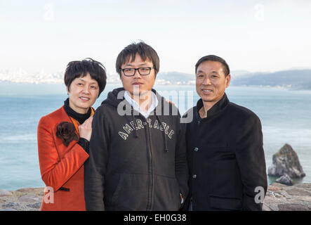 3, tre TURISTI, famiglia asiatica, che posano per una fotografia, visitatori visitare, lato nord del Golden Gate Bridge, punto di vista, la città di Sausalito, califor Foto Stock