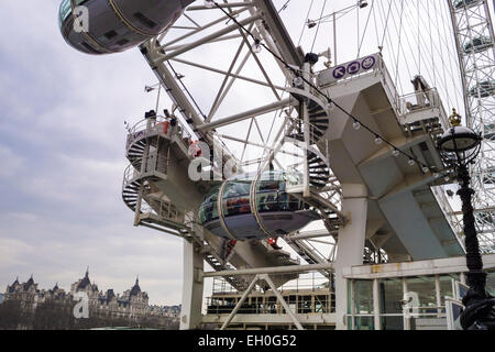Basso angolo di vista di pod sul London Eye Foto Stock