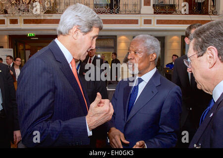 Stati Uniti Il segretario di Stato John Kerry parla con l ex Segretario Generale delle Nazioni Unite Kofi Annan il 7 febbraio 2015, sul margine della in occasione della conferenza di Monaco sulla sicurezza a Monaco di Baviera, Germania. Foto Stock