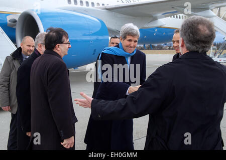 Stati Uniti Il segretario di Stato John Kerry scuote le mani con Pietro Mulrean, vice capo della missione per la missione degli Stati Uniti presso le Nazioni Unite a Ginevra, come egli arriva a Ginevra, in Svizzera, il 22 febbraio 2015, per una serie di colloqui con funzionari iraniani circa il futuro del loro programma nucleare. Foto Stock