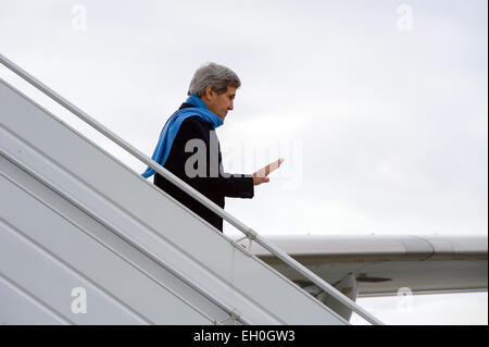 Stati Uniti Il segretario di Stato John Kerry onde da un gruppo di greeters come egli arriva a Ginevra, in Svizzera, il 22 febbraio 2015, per una serie di colloqui con funzionari iraniani circa il futuro del loro programma nucleare. Foto Stock