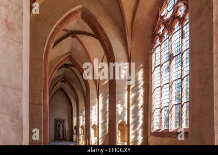 Le finestre di vetro macchiate nel monastero cistercense Kiedrich, Rheingau, Hesse, Germania Foto Stock