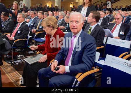 Vice presidente Joe Biden si siede con il Cancelliere tedesco Angela Merkel prima di lei parla e prende le domande del pubblico in occasione della Conferenza sulla sicurezza a Monaco a Monaco di Baviera, Germania, il 7 febbraio 2015. Foto Stock