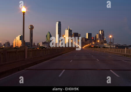 2009 SKYLINE DEL CENTRO STORICO CORINTH STREET VIADOTTO DALLAS TEXAS USA Foto Stock