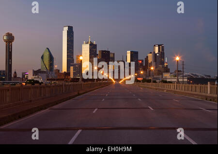 2009 SKYLINE DEL CENTRO STORICO CORINTH STREET VIADOTTO DALLAS TEXAS USA Foto Stock