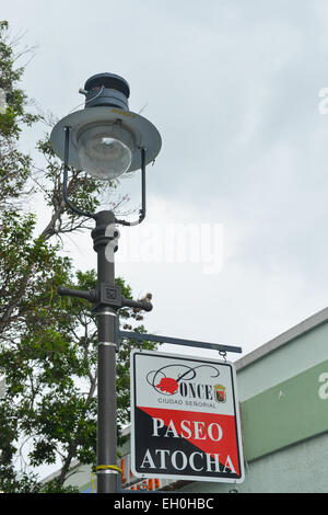La luce post holding un segno di Atocha la passeggiata nella città di Ponce, Puerto Rico. Territorio statunitense. Febbraio 2015 Foto Stock