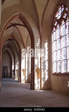 Le finestre di vetro macchiate nel monastero cistercense Kiedrich, Rheingau, Hesse, Germania Foto Stock