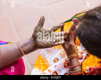 Tradizionale henna tattoo essendo applicato a DakshinaChitra Heritage Museum vicino a Chennai, Tamil Nadu, nell India meridionale Foto Stock