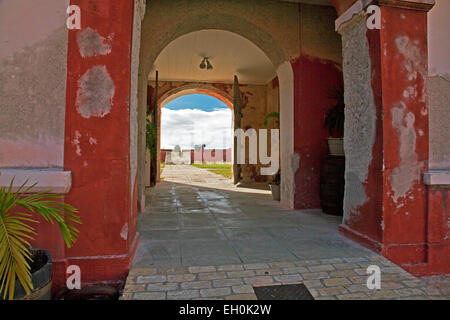 Esterno e vista sul cortile di Fort Frederik, ora un richiamo per i turisti in Frederiksted, St Croix. Costruito tra il 1752 e il 1760 e Foto Stock