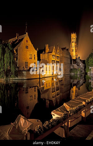 Questo punto di vista, preso dal Rozenhoedkaai (street e la passerella), è considerata la più fotografata spot a Bruges. Foto Stock