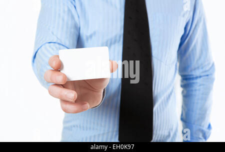 Uomo in camicia e cravatta detiene un bianco business card in mano, senza volto Foto Stock