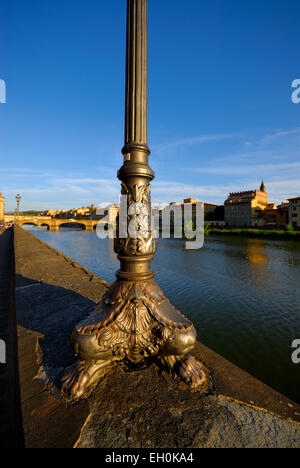 Dettaglio del vecchio lampione ornati sul Lungarno degli Acciaiuoli Street accanto al fiume Arno (Ponte Santa Trinita), Firenze Foto Stock